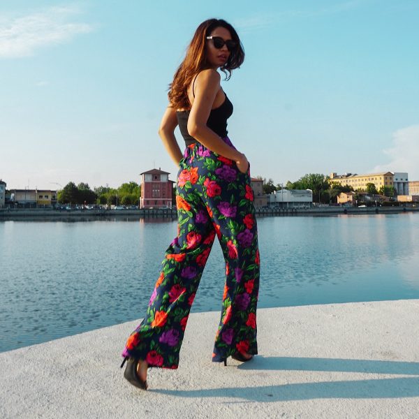 Pantalone floreale a palazzo con tasche, in tessuto di crêpe - immagine 4