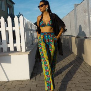 Completo di pantalone e top a fantasia geometrica.