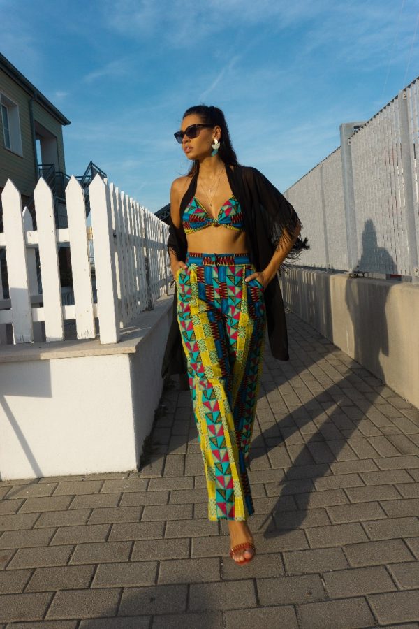 Completo di pantalone e top a fantasia geometrica.